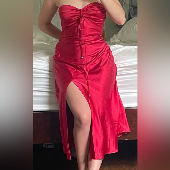 KINDRED SPIRIT STRAPLESS GATHERED BUST MIDI DRESS RED - Picture 2 of 2